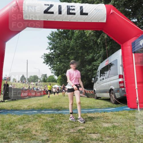 21.06.2025 - 27. Vierlanden-Triathlon KatJ http://msf.ph/oto/8052054 15.06.2025 11:46:31 Ziel 174, 515, 516 meine-sportfotos.de