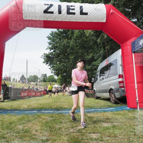 21.06.2025 - 27. Vierlanden-Triathlon KatJ http://msf.ph/oto/8052056 15.06.2025 11:46:31 Ziel 174, 515, 516 meine-sportfotos.de