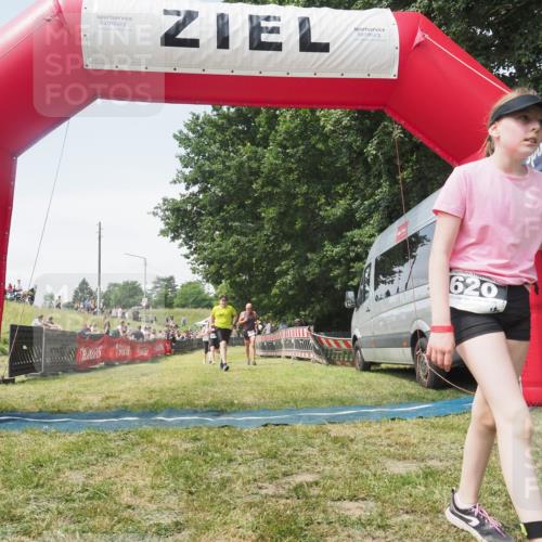 21.06.2025 - 27. Vierlanden-Triathlon KatJ http://msf.ph/oto/8052058 15.06.2025 11:46:33 Ziel 174, 515, 516 meine-sportfotos.de