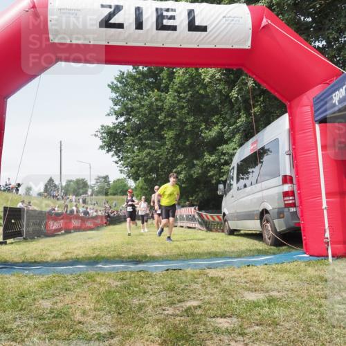 21.06.2025 - 27. Vierlanden-Triathlon KatJ http://msf.ph/oto/8052061 15.06.2025 11:46:34 Ziel 174, 515, 516 meine-sportfotos.de