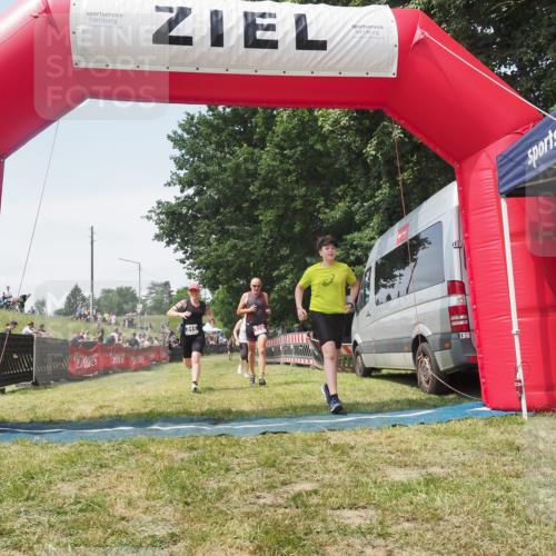 21.06.2025 - 27. Vierlanden-Triathlon KatJ http://msf.ph/oto/8052064 15.06.2025 11:46:35 Ziel 516 meine-sportfotos.de