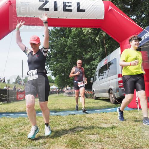 21.06.2025 - 27. Vierlanden-Triathlon KatJ http://msf.ph/oto/8052072 15.06.2025 11:46:37 Ziel 516 meine-sportfotos.de