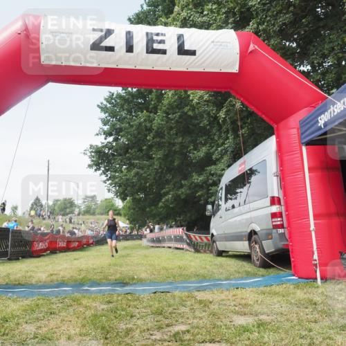 21.06.2025 - 27. Vierlanden-Triathlon KatJ http://msf.ph/oto/8052080 15.06.2025 11:46:43 Ziel  meine-sportfotos.de