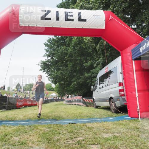 21.06.2025 - 27. Vierlanden-Triathlon KatJ http://msf.ph/oto/8052086 15.06.2025 11:46:44 Ziel  meine-sportfotos.de