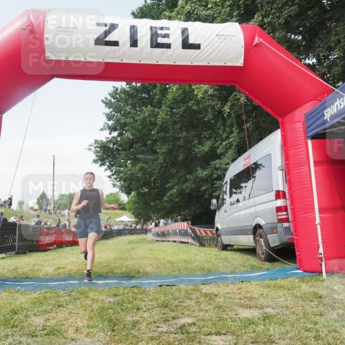 21.06.2025 - 27. Vierlanden-Triathlon KatJ http://msf.ph/oto/8052087 15.06.2025 11:46:44 Ziel  meine-sportfotos.de