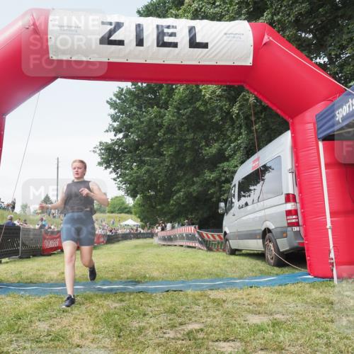 21.06.2025 - 27. Vierlanden-Triathlon KatJ http://msf.ph/oto/8052090 15.06.2025 11:46:45 Ziel  meine-sportfotos.de