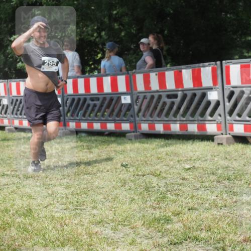 21.06.2025 - 27. Vierlanden-Triathlon KatJ http://msf.ph/oto/8052107 15.06.2025 11:48:14 Ziel 295 meine-sportfotos.de