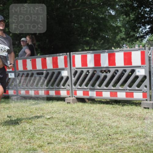 21.06.2025 - 27. Vierlanden-Triathlon KatJ http://msf.ph/oto/8052109 15.06.2025 11:48:14 Ziel 295 meine-sportfotos.de