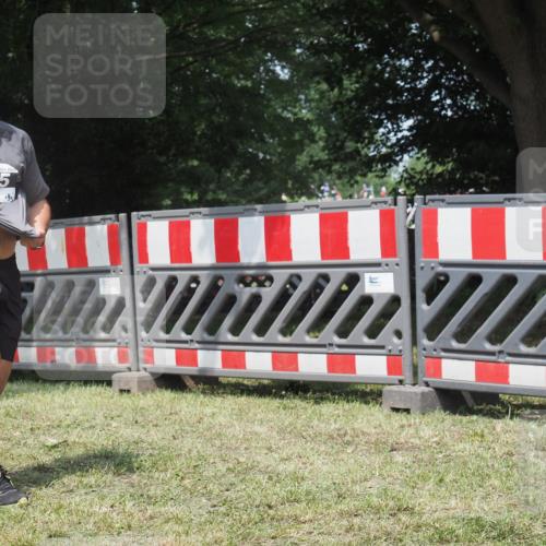 21.06.2025 - 27. Vierlanden-Triathlon KatJ http://msf.ph/oto/8052111 15.06.2025 11:48:15 Ziel 295 meine-sportfotos.de