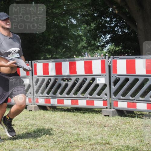 21.06.2025 - 27. Vierlanden-Triathlon KatJ http://msf.ph/oto/8052112 15.06.2025 11:48:15 Ziel 295 meine-sportfotos.de