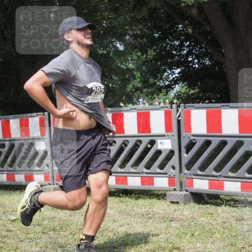 21.06.2025 - 27. Vierlanden-Triathlon KatJ http://msf.ph/oto/8052114 15.06.2025 11:48:15 Ziel 295 meine-sportfotos.de