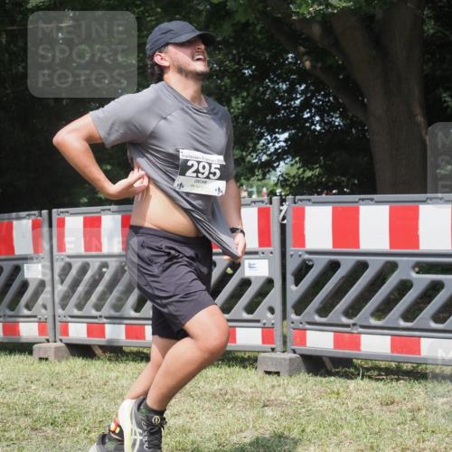 21.06.2025 - 27. Vierlanden-Triathlon KatJ http://msf.ph/oto/8052115 15.06.2025 11:48:15 Ziel 295 meine-sportfotos.de