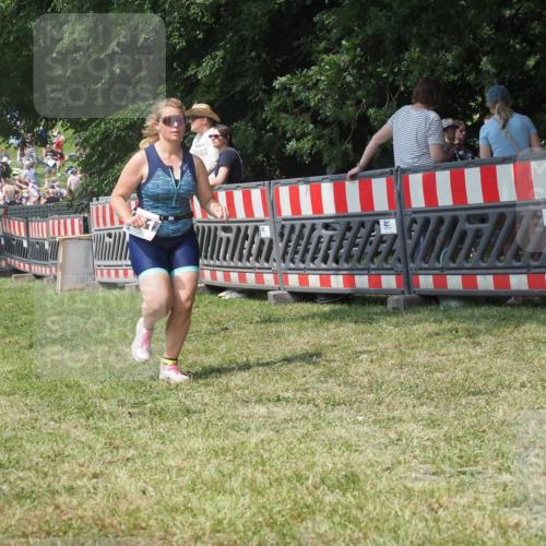 21.06.2025 - 27. Vierlanden-Triathlon KatJ http://msf.ph/oto/8052152 15.06.2025 11:49:15 Ziel 501 meine-sportfotos.de