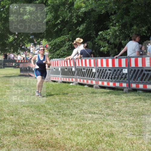 21.06.2025 - 27. Vierlanden-Triathlon KatJ http://msf.ph/oto/8052161 15.06.2025 11:50:10 Ziel 485 meine-sportfotos.de