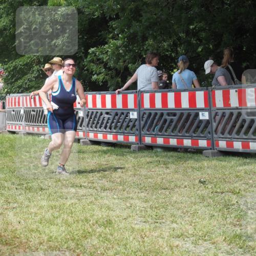 21.06.2025 - 27. Vierlanden-Triathlon KatJ http://msf.ph/oto/8052166 15.06.2025 11:50:11 Ziel 485 meine-sportfotos.de