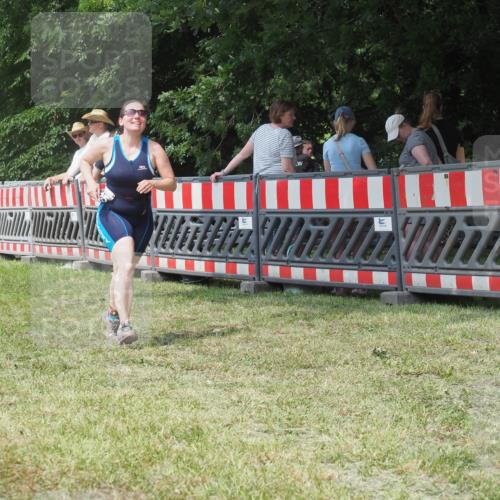 21.06.2025 - 27. Vierlanden-Triathlon KatJ http://msf.ph/oto/8052167 15.06.2025 11:50:11 Ziel 485 meine-sportfotos.de