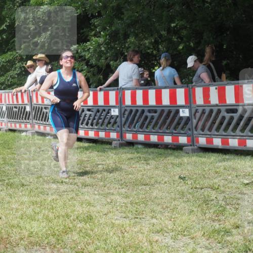 21.06.2025 - 27. Vierlanden-Triathlon KatJ http://msf.ph/oto/8052168 15.06.2025 11:50:12 Ziel 485 meine-sportfotos.de