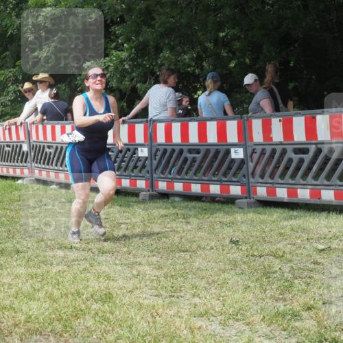 21.06.2025 - 27. Vierlanden-Triathlon KatJ http://msf.ph/oto/8052169 15.06.2025 11:50:12 Ziel 485 meine-sportfotos.de