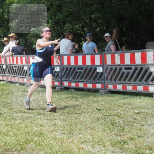 21.06.2025 - 27. Vierlanden-Triathlon KatJ http://msf.ph/oto/8052170 15.06.2025 11:50:12 Ziel 485 meine-sportfotos.de