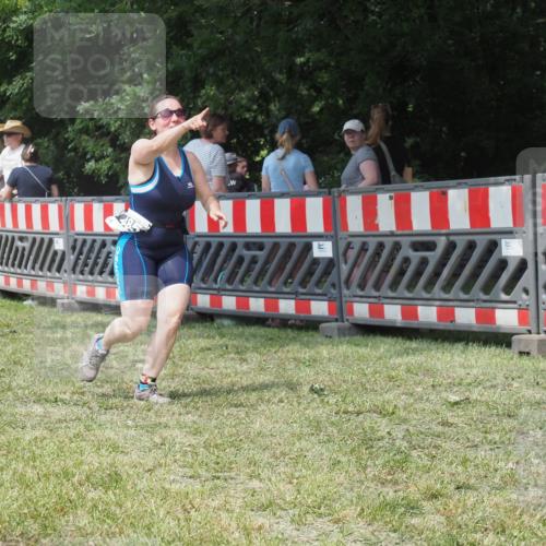 21.06.2025 - 27. Vierlanden-Triathlon KatJ http://msf.ph/oto/8052171 15.06.2025 11:50:12 Ziel 485 meine-sportfotos.de