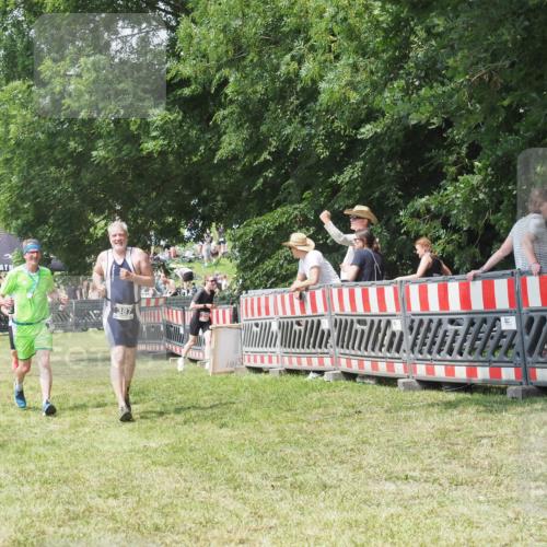 21.06.2025 - 27. Vierlanden-Triathlon KatJ http://msf.ph/oto/8052181 15.06.2025 11:50:57 Ziel 371, 387 meine-sportfotos.de