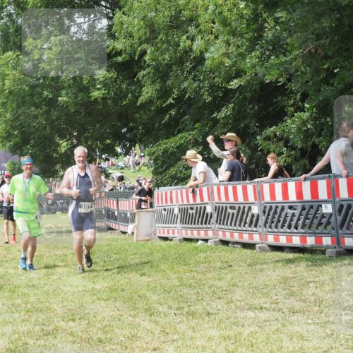 21.06.2025 - 27. Vierlanden-Triathlon KatJ http://msf.ph/oto/8052182 15.06.2025 11:50:58 Ziel 371, 387 meine-sportfotos.de
