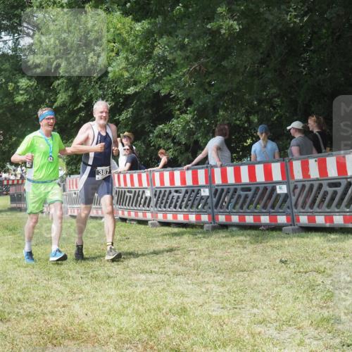 21.06.2025 - 27. Vierlanden-Triathlon KatJ http://msf.ph/oto/8052187 15.06.2025 11:50:59 Ziel 371, 387 meine-sportfotos.de