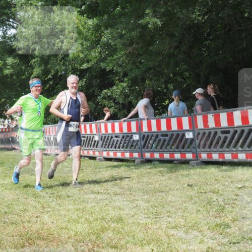 21.06.2025 - 27. Vierlanden-Triathlon KatJ http://msf.ph/oto/8052188 15.06.2025 11:50:59 Ziel 371, 387 meine-sportfotos.de