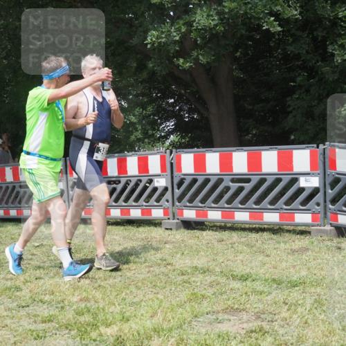 21.06.2025 - 27. Vierlanden-Triathlon KatJ http://msf.ph/oto/8052196 15.06.2025 11:51:01 Ziel 371, 387 meine-sportfotos.de