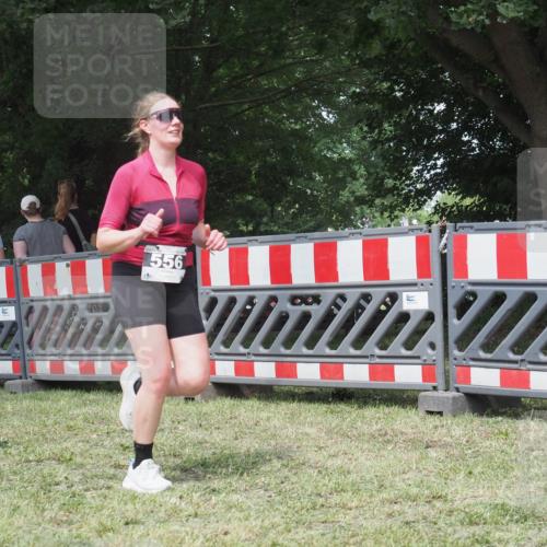 21.06.2025 - 27. Vierlanden-Triathlon KatJ http://msf.ph/oto/8052222 15.06.2025 11:52:28 Ziel 556 meine-sportfotos.de