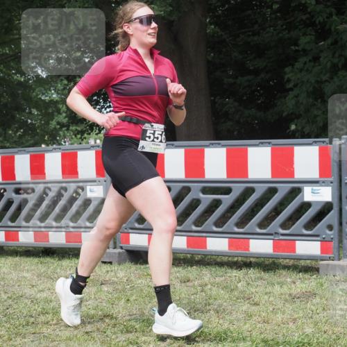21.06.2025 - 27. Vierlanden-Triathlon KatJ http://msf.ph/oto/8052224 15.06.2025 11:52:28 Ziel 556 meine-sportfotos.de