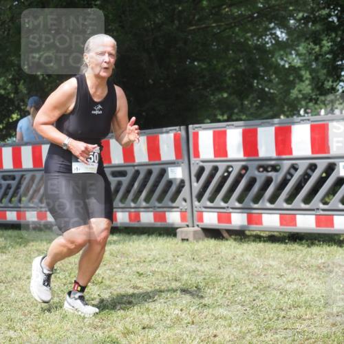 21.06.2025 - 27. Vierlanden-Triathlon KatJ http://msf.ph/oto/8052260 15.06.2025 11:53:04 Ziel 488, 550 meine-sportfotos.de