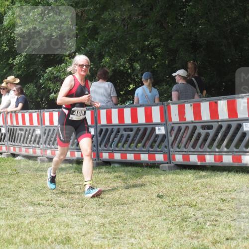 21.06.2025 - 27. Vierlanden-Triathlon KatJ http://msf.ph/oto/8052267 15.06.2025 11:53:07 Ziel 488 meine-sportfotos.de