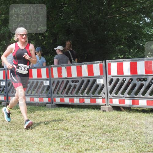 21.06.2025 - 27. Vierlanden-Triathlon KatJ http://msf.ph/oto/8052268 15.06.2025 11:53:07 Ziel 488 meine-sportfotos.de