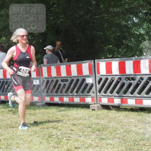 21.06.2025 - 27. Vierlanden-Triathlon KatJ http://msf.ph/oto/8052269 15.06.2025 11:53:08 Ziel 488 meine-sportfotos.de