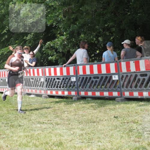 21.06.2025 - 27. Vierlanden-Triathlon KatJ http://msf.ph/oto/8052279 15.06.2025 11:54:15 Ziel 474 meine-sportfotos.de
