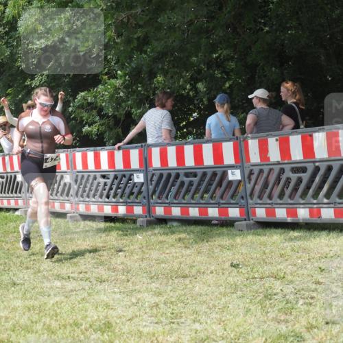 21.06.2025 - 27. Vierlanden-Triathlon KatJ http://msf.ph/oto/8052281 15.06.2025 11:54:15 Ziel 474 meine-sportfotos.de