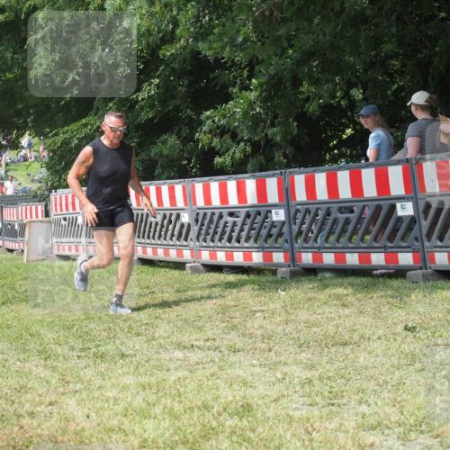 21.06.2025 - 27. Vierlanden-Triathlon KatJ http://msf.ph/oto/8052295 15.06.2025 11:54:45 Ziel 421 meine-sportfotos.de