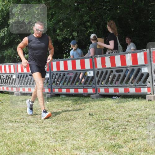 21.06.2025 - 27. Vierlanden-Triathlon KatJ http://msf.ph/oto/8052301 15.06.2025 11:54:46 Ziel 421 meine-sportfotos.de