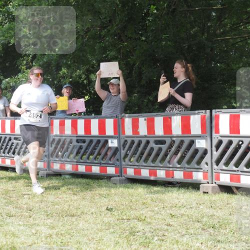 21.06.2025 - 27. Vierlanden-Triathlon KatJ http://msf.ph/oto/8052310 15.06.2025 11:55:04 Ziel 492 meine-sportfotos.de