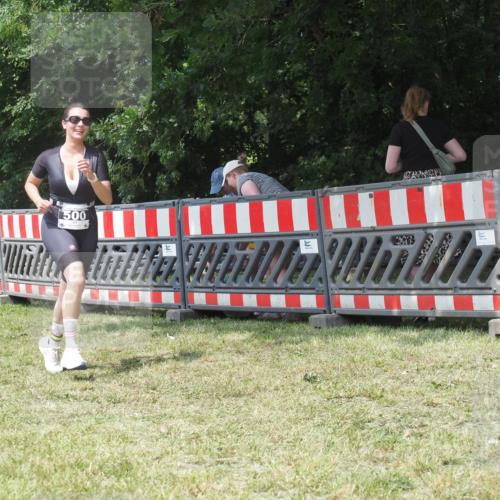 21.06.2025 - 27. Vierlanden-Triathlon KatJ http://msf.ph/oto/8052330 15.06.2025 11:55:17 Ziel 500 meine-sportfotos.de