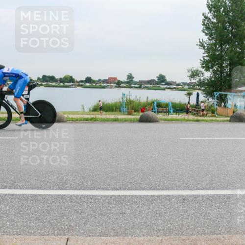 15.06.2025 - 27. Vierlanden-Triathlon H.Heesch http://msf.ph/oto/8052349 15.06.2025 10:57:00 Radfahren 94, 150, 451, 767 meine-sportfotos.de