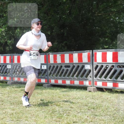 21.06.2025 - 27. Vierlanden-Triathlon KatJ http://msf.ph/oto/8052368 15.06.2025 11:55:52 Ziel 547 meine-sportfotos.de