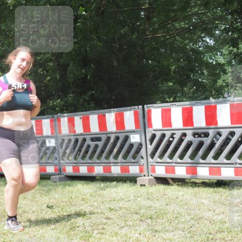 21.06.2025 - 27. Vierlanden-Triathlon KatJ http://msf.ph/oto/8052419 15.06.2025 11:56:59 Ziel 549, 581 meine-sportfotos.de