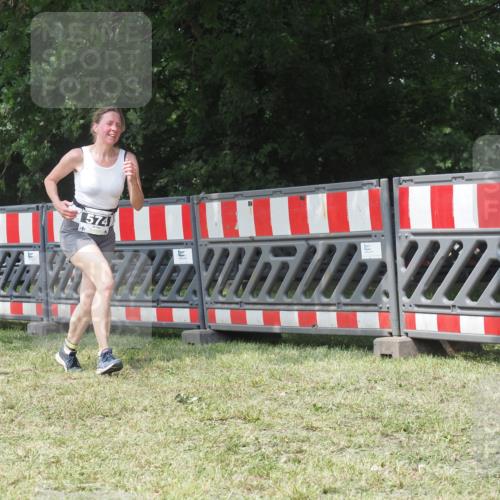 21.06.2025 - 27. Vierlanden-Triathlon KatJ http://msf.ph/oto/8052501 15.06.2025 11:59:02 Ziel 574 meine-sportfotos.de
