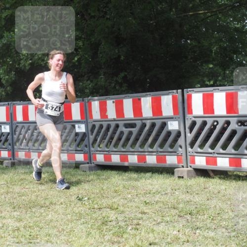 21.06.2025 - 27. Vierlanden-Triathlon KatJ http://msf.ph/oto/8052503 15.06.2025 11:59:02 Ziel 574 meine-sportfotos.de