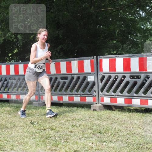 21.06.2025 - 27. Vierlanden-Triathlon KatJ http://msf.ph/oto/8052507 15.06.2025 11:59:02 Ziel 574 meine-sportfotos.de