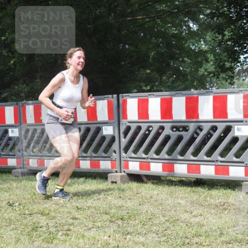 21.06.2025 - 27. Vierlanden-Triathlon KatJ http://msf.ph/oto/8052511 15.06.2025 11:59:03 Ziel 574 meine-sportfotos.de