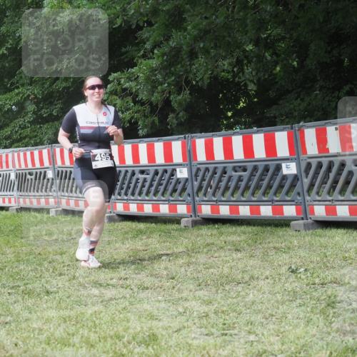 21.06.2025 - 27. Vierlanden-Triathlon KatJ http://msf.ph/oto/8052526 15.06.2025 12:00:51 Ziel 495 meine-sportfotos.de