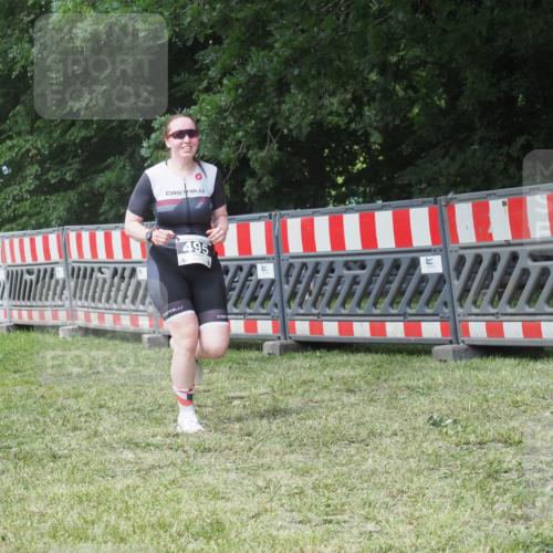 21.06.2025 - 27. Vierlanden-Triathlon KatJ http://msf.ph/oto/8052530 15.06.2025 12:00:52 Ziel 495 meine-sportfotos.de